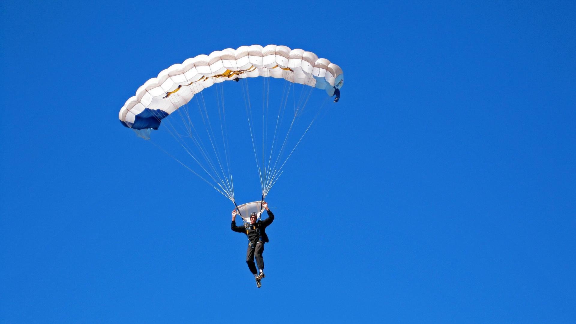 张雨霏和教练反复推敲技战术细节，张雨霏教练评价